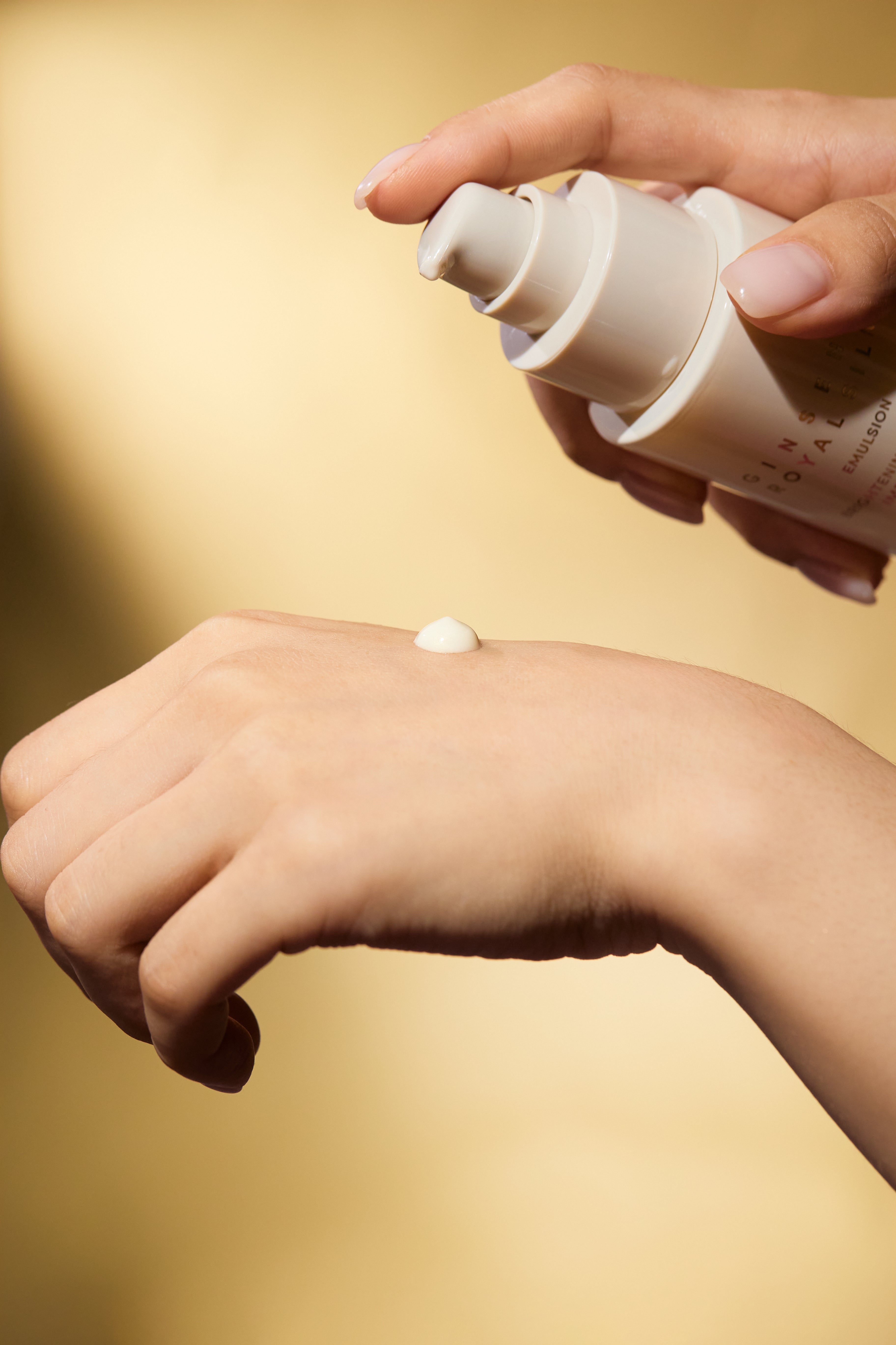 Ginseng Royal Silk Emulsion - Emulsie hidratanta cu Ginseng si particule de Aur - HER